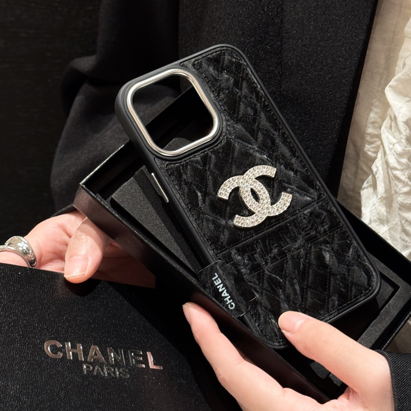 ✨诗家新款上架✨ CHANEL香奈儿闪钻雪山丝绒~ 轻奢银镀肤感贴皮壳🖤❤️💛🩶 时尚~ 轻奢~简约英伦风~😍😍🎀🎊